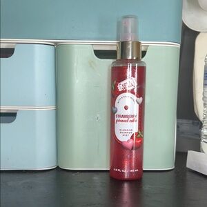 Strawberry 🍓 🍓🍓🍓pound cake diamond shimmer mist